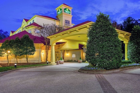 Außenbereich. La Quinta Inn & Suites by Wyndham Raleigh/Durham Southpoint