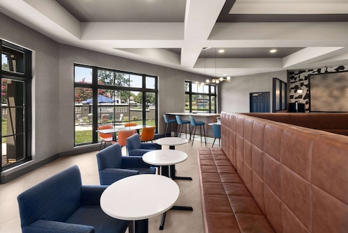 La Quinta Inn & Suites by Wyndham Greensboro NC