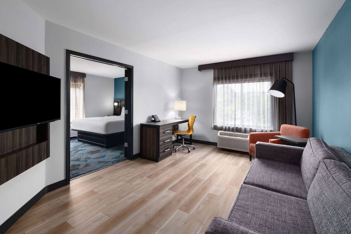 Suite, 1 King Bed with Sofa bed, Non Smoking | Premium bedding, desk, iron/ironing board, free WiFi