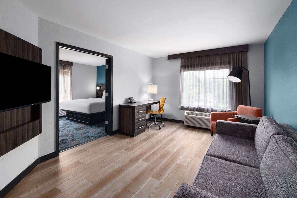 Suite, 1 King Bed with Sofa bed, Non Smoking | Premium bedding, desk, iron/ironing board, free WiFi