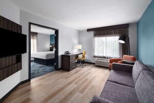 Süit, 1 En Büyük (King) Boy Yatak ve Çekyat, Sigara İçilmez | Kaliteli yatak takımı, masa, ütü/ütü masası, ücretsiz kablosuz İnternet 