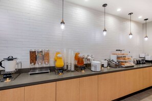 Café da manhã com buffet grátis todos os dias