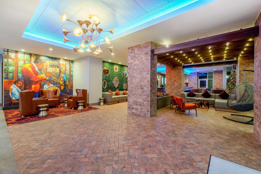 La Quinta Inn & Suites by Wyndham New Orleans Downtown
