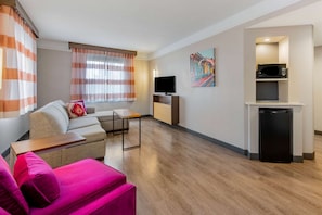 Suite, 1 King-Bett, Nichtraucher (Various Views) | Hochwertige Bettwaren, Pillowtop-Betten, Zimmersafe, Schreibtisch
