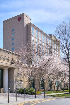 Un edificio con fachada color beige, una entrada amplia y un letrero que dice "Center".