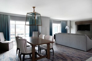 Hypo-allergenic bedding, in-room safe, desk, blackout curtains