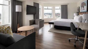 Club Room, 1 King Bed with Sofa bed, Non Smoking | Premium bedding, in-room safe, desk, laptop workspace