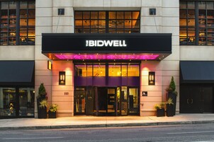 Un edificio moderno con un cartello ben visibile 'Bidwell' sopra l'ingresso.