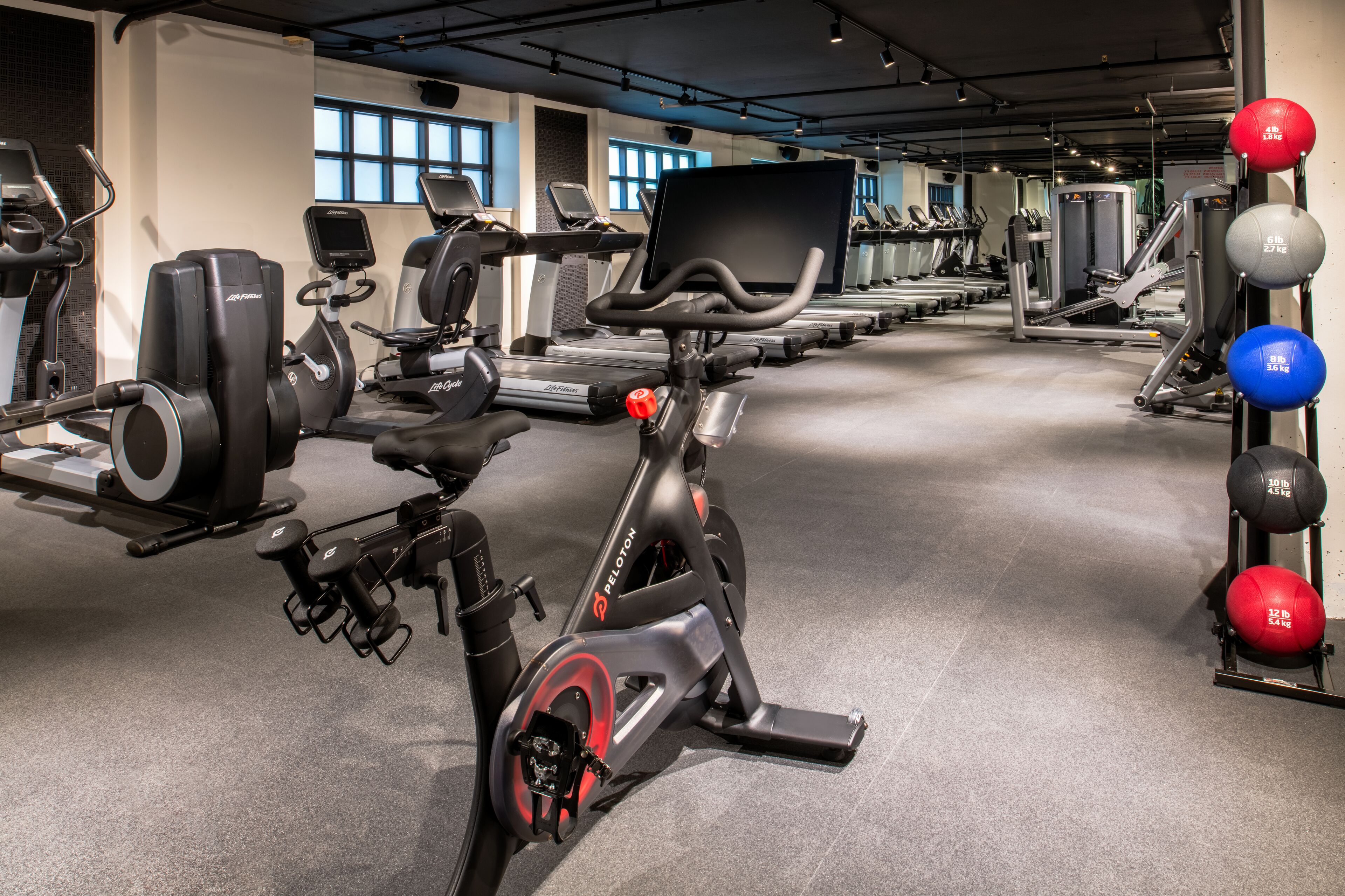 Ein Fitnessstudio mit Ergometer, Laufbändern und Kraftgeräten.
