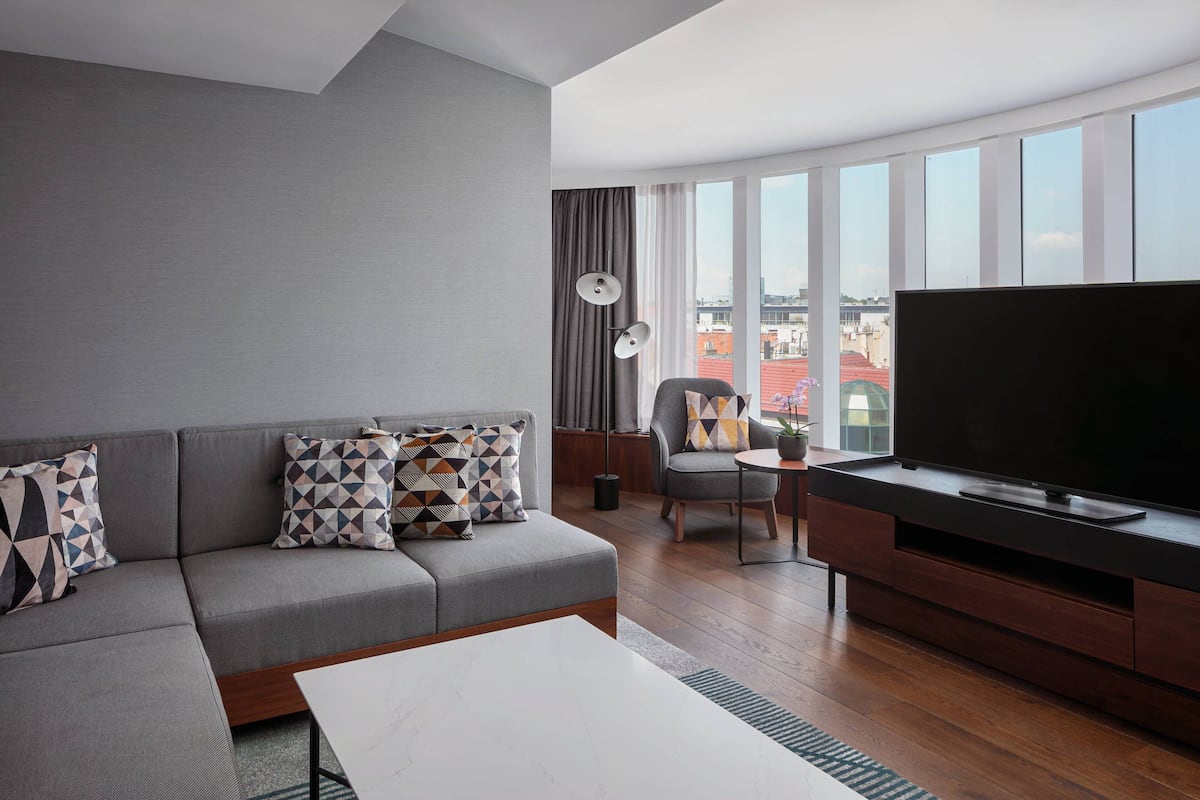 Club Suite, 1 Bedroom | Premium bedding, minibar, in-room safe, desk