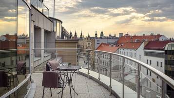 Club Suite, 1 Bedroom, Smoking, Balcony | Premium bedding, minibar, in-room safe, desk