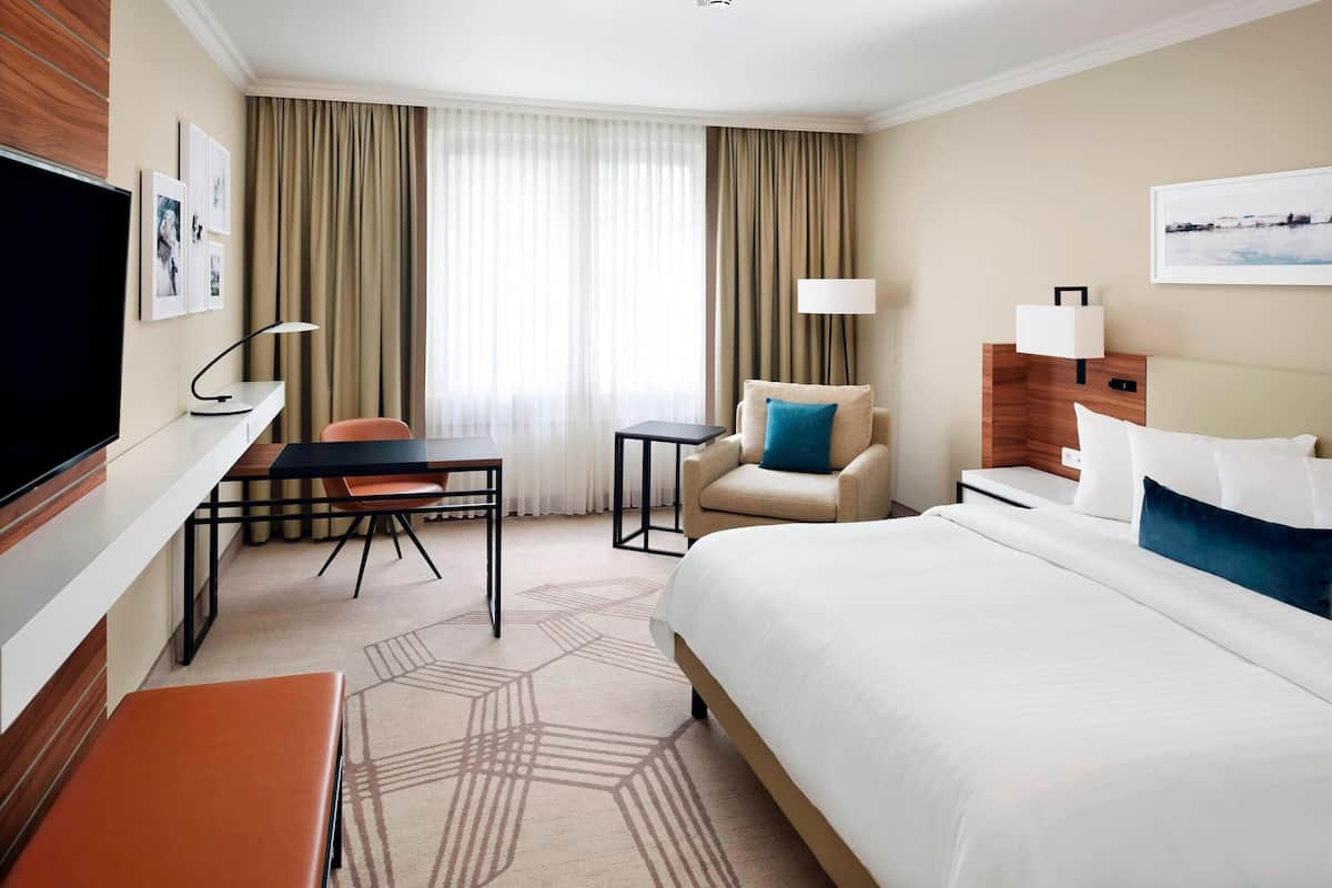 Deluxe Room, 1 King Bed | Premium bedding, minibar, in-room safe, desk