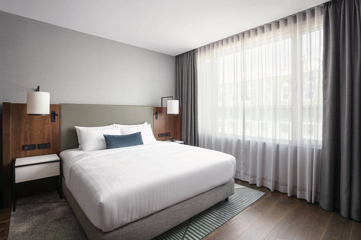 Premium bedding, minibar, in-room safe, desk