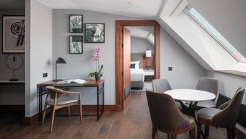 Suíte club, 1 quarto | Roupas de cama premium, frigobar, cofres nos quartos, escrivaninha