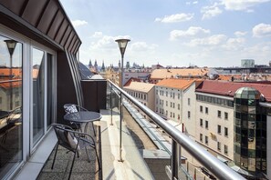 Club Room, 1 King Bed, Balcony