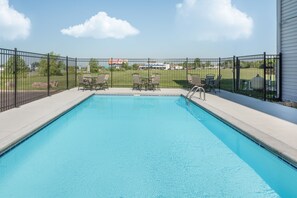 Una piscina al aire libre de temporada