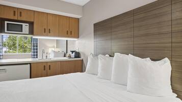 Bureau, rideaux occultants, fer et planche à repasser