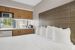 Suite, 2 camas de matrimonio | Escritorio, cortinas opacas, tabla de planchar con plancha