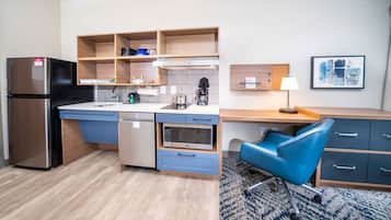 Frigorífic, microones, placa de cuina i rentaplats