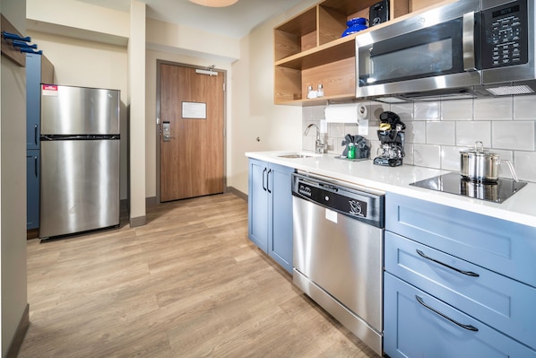 Suite Studio, 1 très grand lit | Cuisine privée | Réfrigérateur, micro-ondes, plaque de cuisson, lave-vaisselle