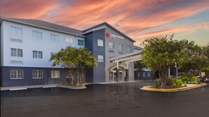 A hotel with a modern design, featuring a prominent entrance and a parking lot. - Candlewood Suites Charleston Mt Pleasant by IHG (Mount Pleasant)