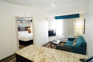 スイート キングベッド 1 台ソファーベッド付き 禁煙 | デスク、遮光カーテン、アイロン / アイロン台、WiFi (無料)