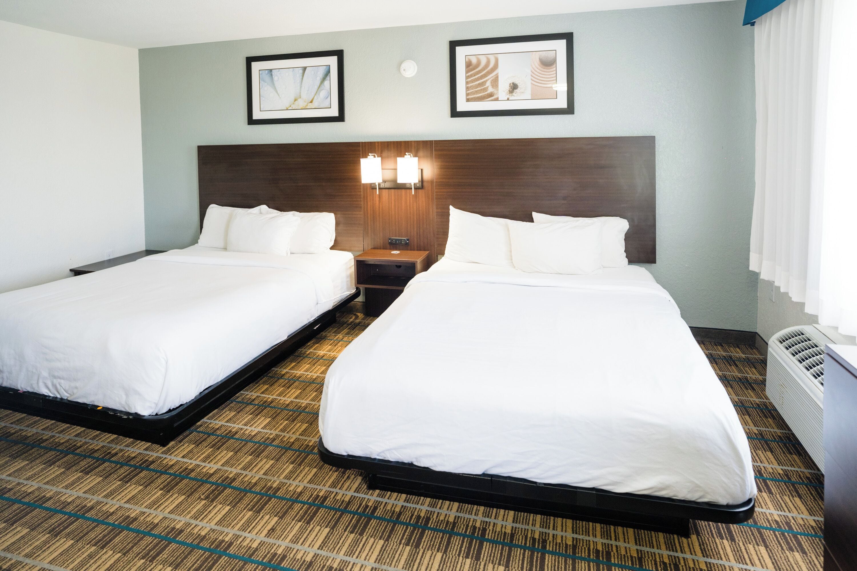 Escritorio, cortinas blackout y tabla de planchar con plancha 