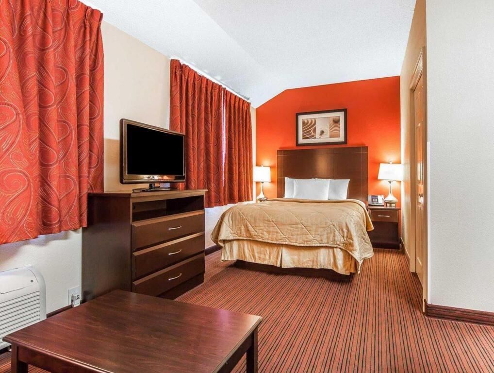 Desk, blackout curtains, iron/ironing board, free WiFi