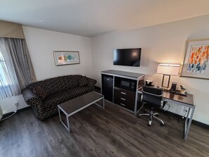 Deluxe Suite, 1 King Bed with Sofa Bed, Non Smoking