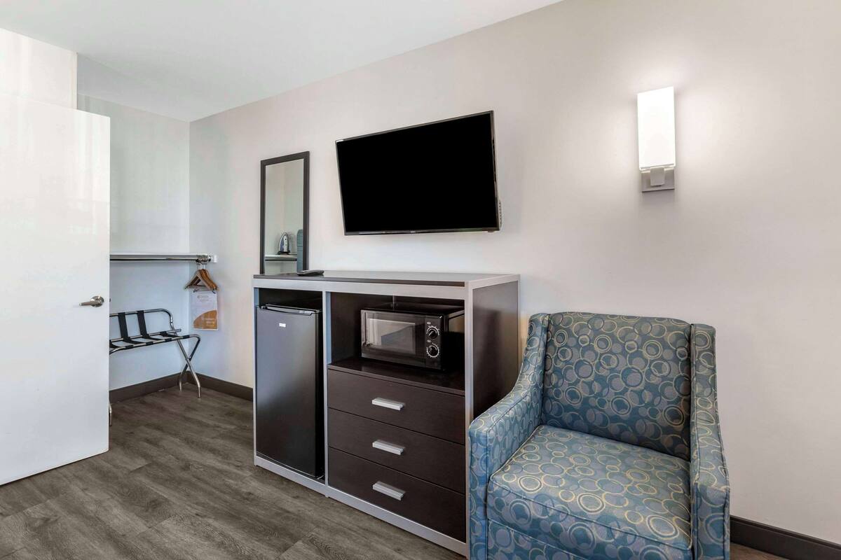 accessible room, 1 queen bed, tub, non smoking | pillow-top beds, desk, laptop workspace, blackout curtains