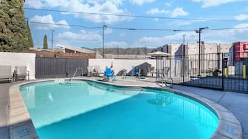 Außenpool, geöffnet von 09:00 Uhr bis 21:00 Uhr, Sonnenschirme