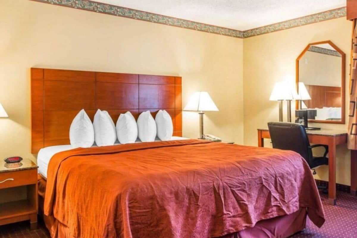 Camas con pillow-top, escritorio y espacio para trabajar con laptop