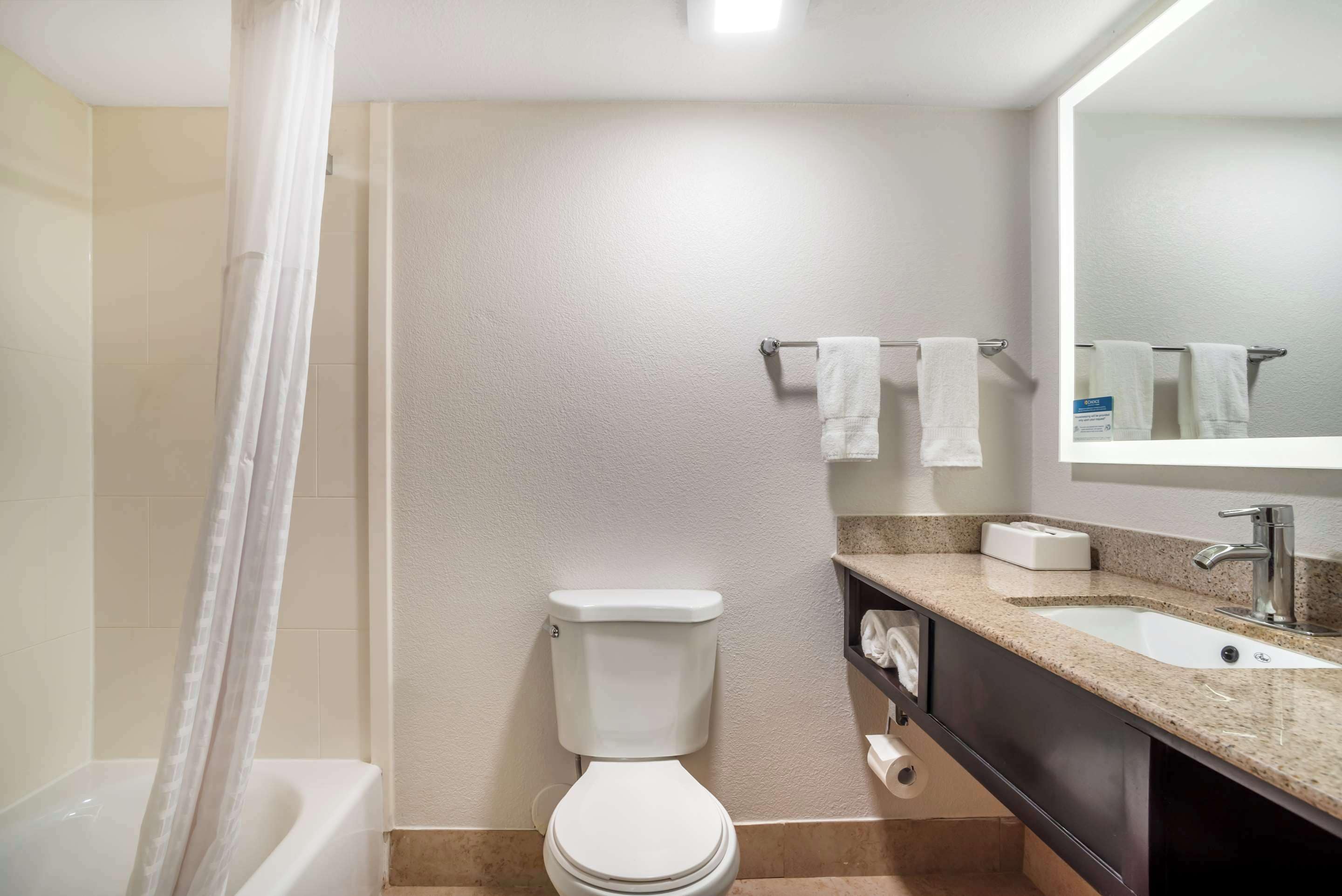 room, 1 queen bed, non smoking | hypo-allergenic bedding, down duvets, blackout curtains, soundproofing