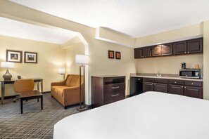 Business Suite, 1 King Bed with Sofa bed, Non Smoking | Hypo-allergenic bedding, down comforters, blackout drapes, soundproofing