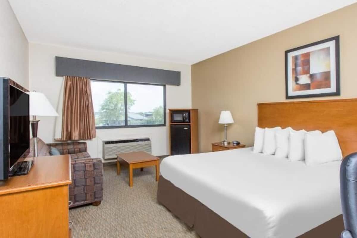 In-room safe, desk, laptop workspace, iron/ironing board