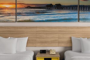 Quarto, 2 camas Queen, acessível, para não fumantes (Mobility) | Cofres nos quartos, escrivaninha, espaço de trabalho para notebook