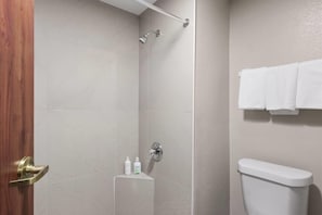 Tina con regadera, amenidades de baño gratuitas, secadora de cabello