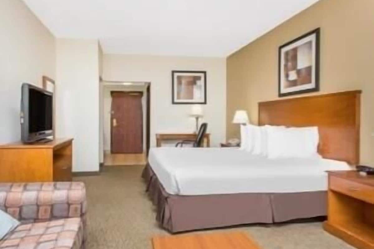 In-room safe, desk, laptop workspace, iron/ironing board