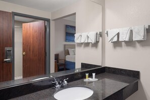 Vòi sen/bồn tắm kết hợp, đồ dùng nhà tắm miễn phí, máy sấy tóc 