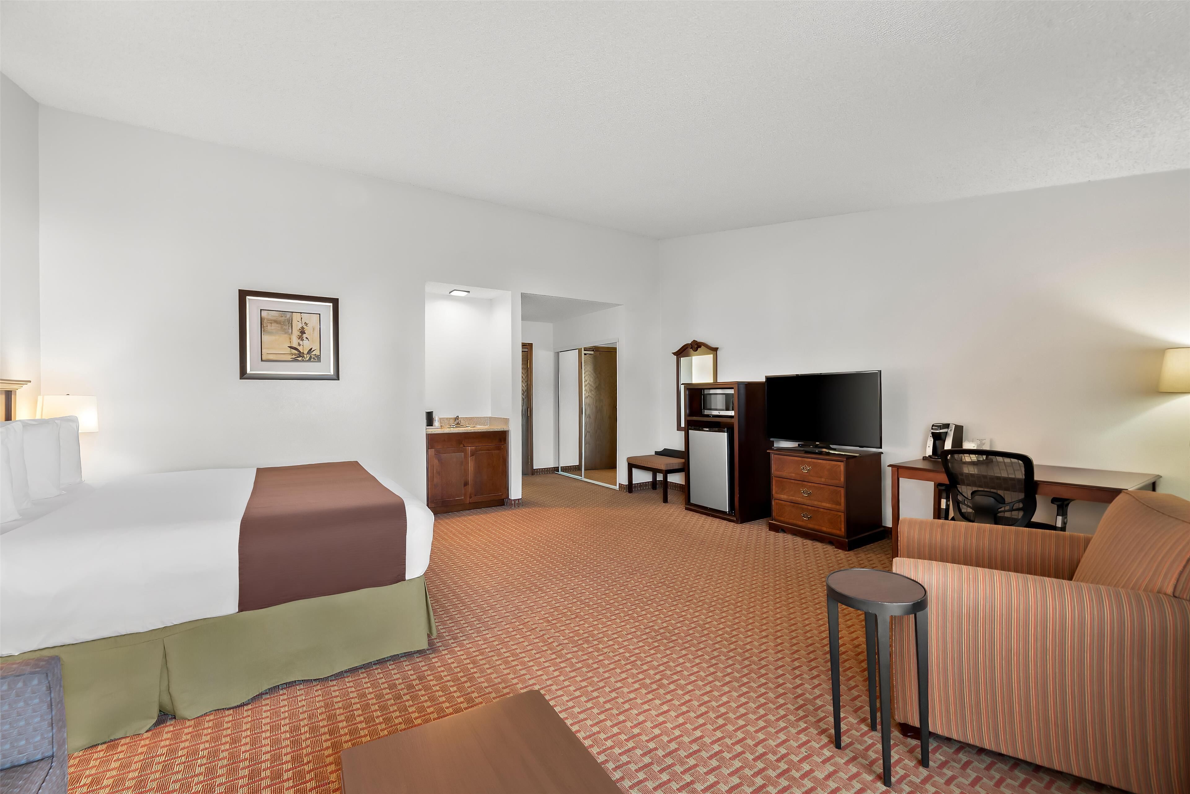 standard room, 1 king bed, non smoking, hot tub (larger room;with sofabed) | desk, iron/ironing board, free cots/infant beds, rollaway beds