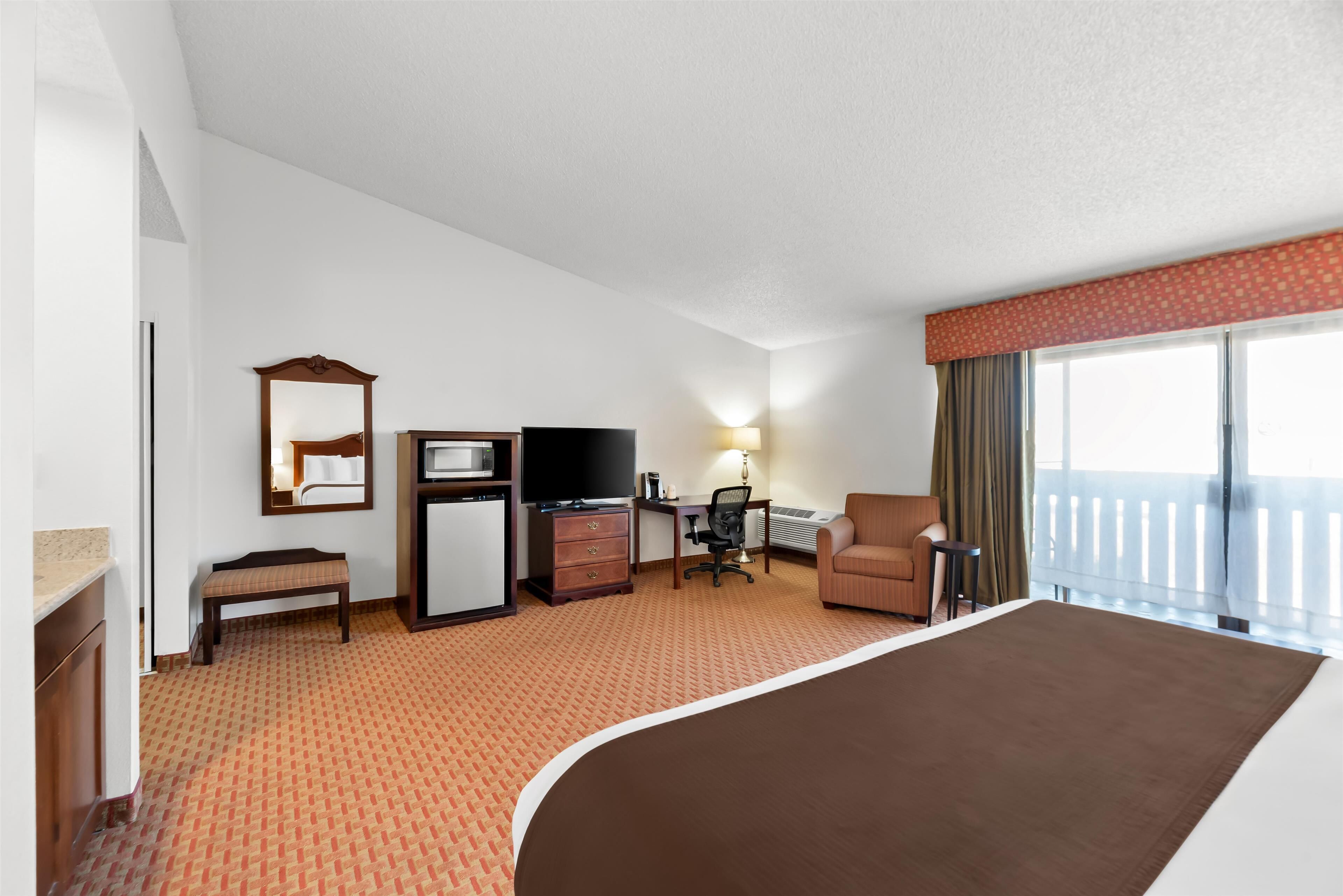 standard room, 1 king bed, non smoking, hot tub (larger room;with sofabed) | desk, iron/ironing board, free cots/infant beds, rollaway beds