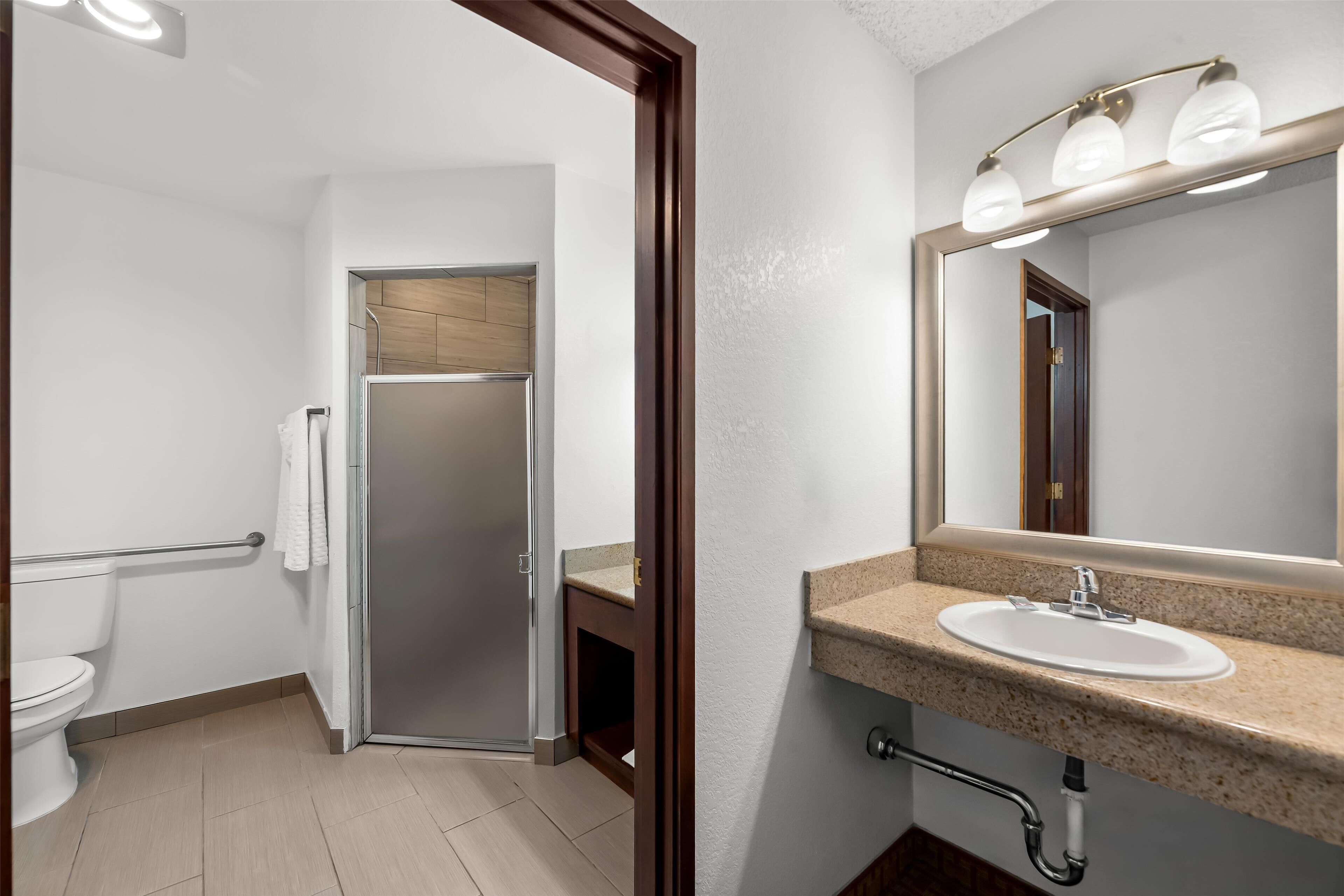 standard room, 1 king bed, accessible, non smoking (walk-in shower) | bathroom | combined shower/bathtub, free toiletries, hair dryer, towels