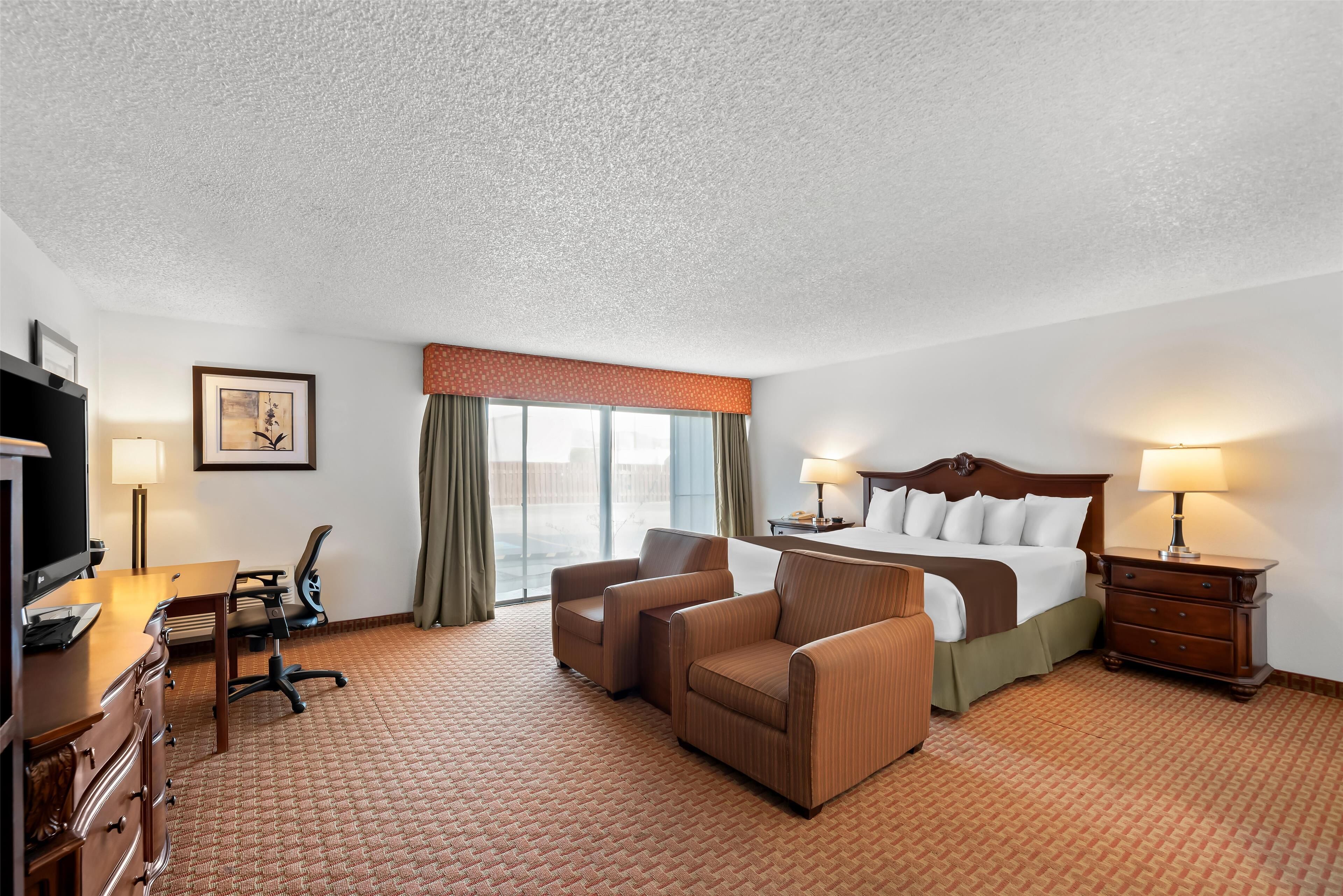 standard room, 1 king bed, accessible, non smoking (walk-in shower) | desk, iron/ironing board, free cots/infant beds, rollaway beds