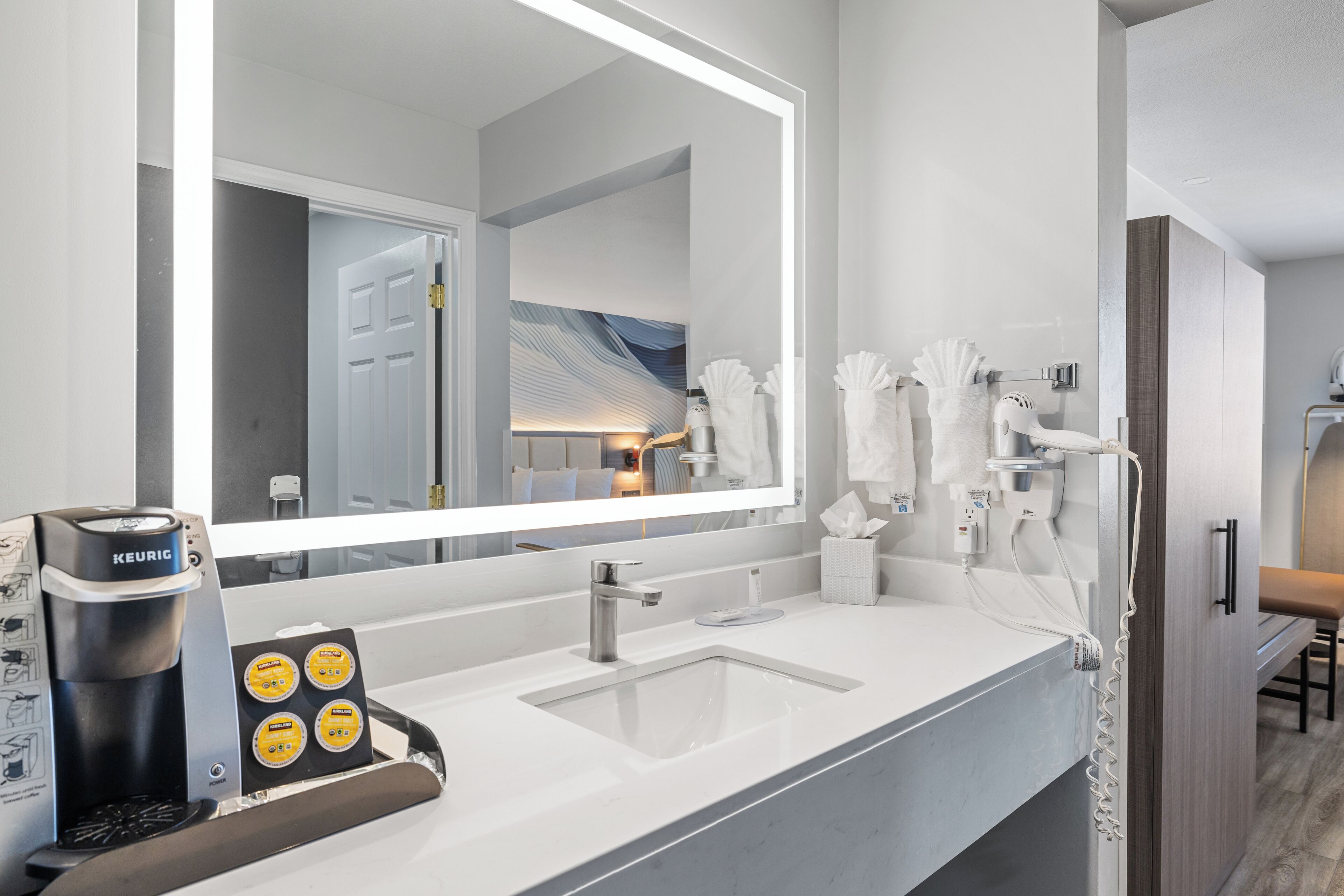 deluxe room, 1 king bed | in-room safe, desk, laptop workspace, iron/ironing board