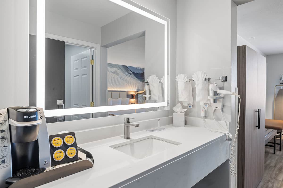 deluxe room, 1 king bed | in-room safe, desk, laptop workspace, iron/ironing board