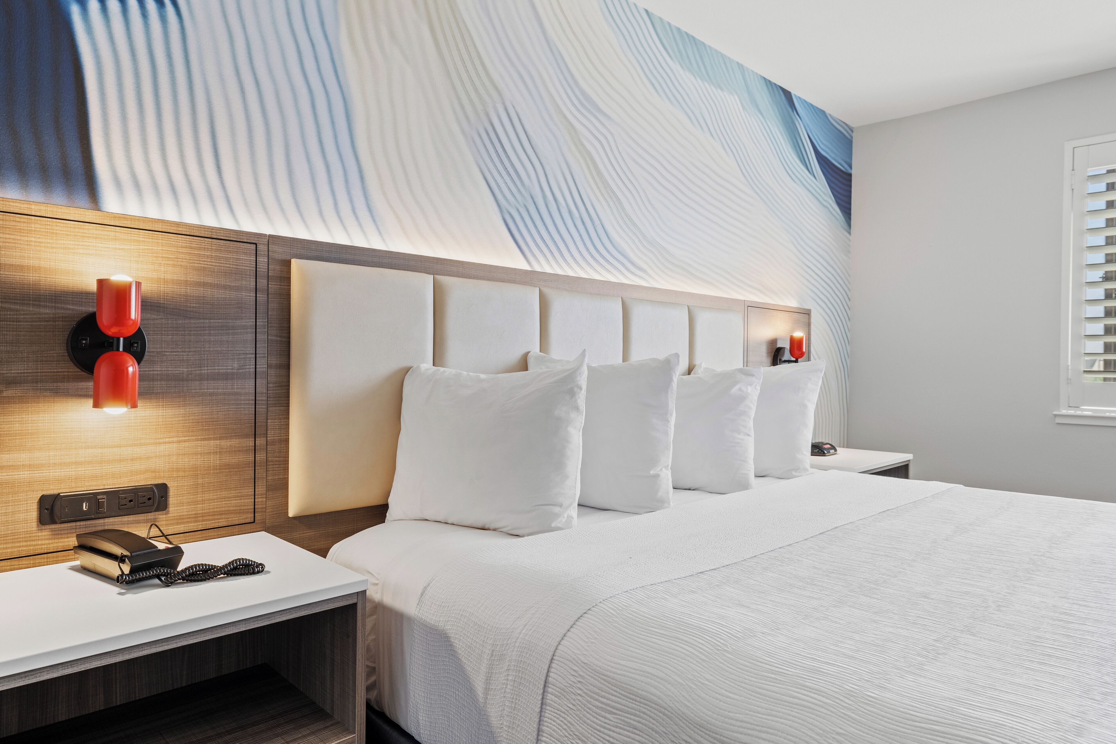 standard room, 1 king bed | in-room safe, desk, laptop workspace, iron/ironing board