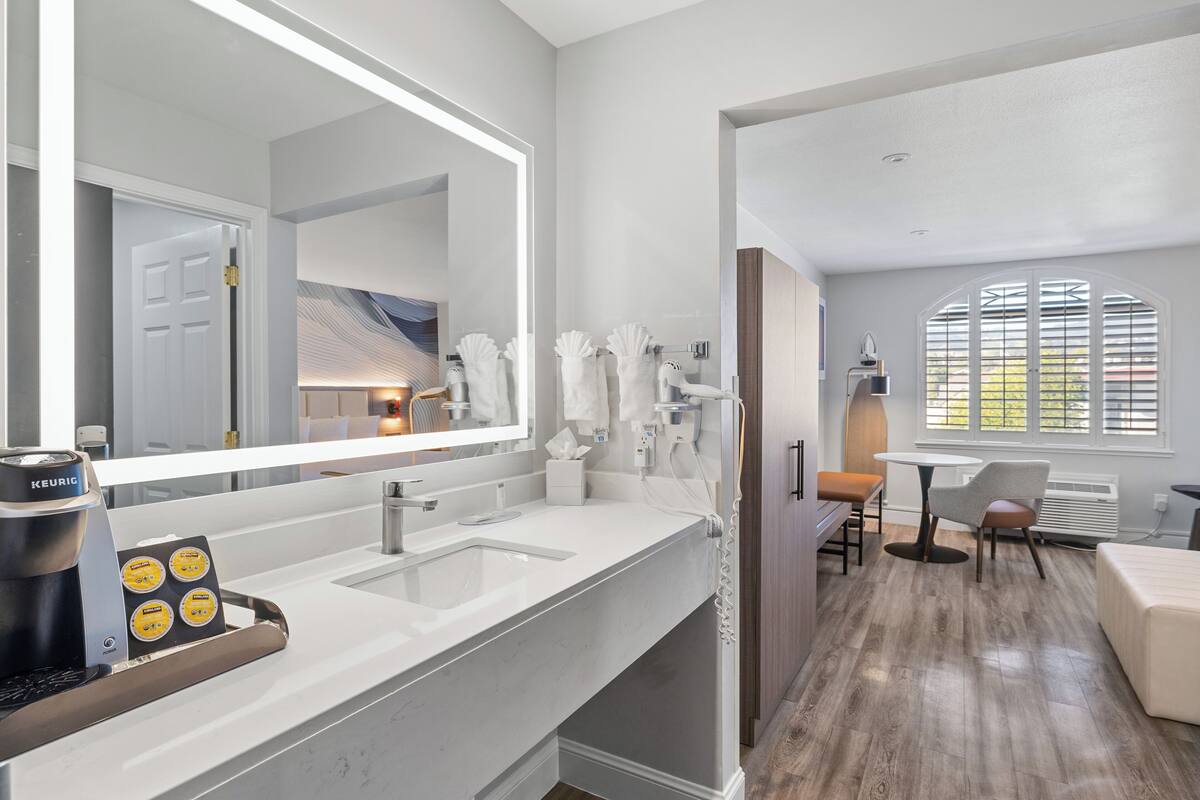 deluxe room, 1 king bed | in-room safe, desk, laptop workspace, iron/ironing board