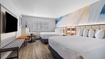 Una habitación de hotel con una cama grande, un escritorio, una silla, un televisor y una ventana con persianas.