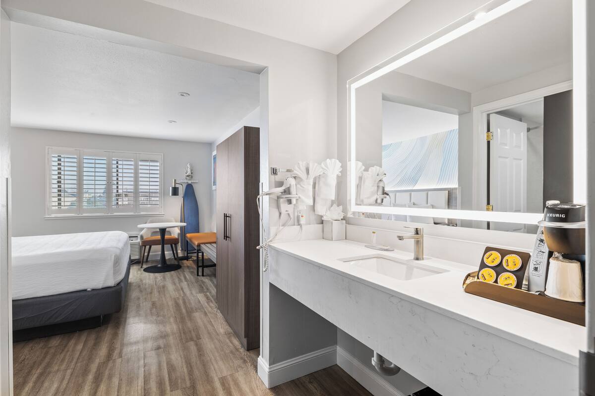 standard room, 1 king bed | in-room safe, desk, laptop workspace, iron/ironing board