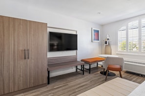 Deluxe Room, 1 King Bed | In-room safe, desk, laptop workspace, iron/ironing board